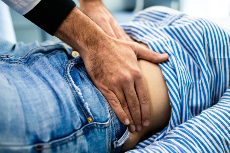 معاینه بیمار مبتلا به مشکلات طحال