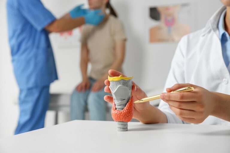 ویژگی‌های بهترین دکتر جراح تیروئید در تهران